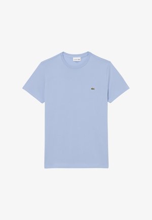 Jasnoniebieska bawełniana koszulka z okrągłym dekoltem i krótkimi rękawami, z małym zielonym logo Lacoste wyszytym na piersi.