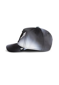 Gorra de béisbol en degradado negro y gris con visera curva, que presenta un logo de ala bordado en el lado izquierdo y correa ajustable.