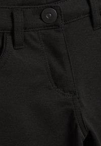 Pantalons en tissu extensible noir, avec une poche avant au design plat, fermeture à bouton et détails de surpiqûres contrastées. Texture lisse.