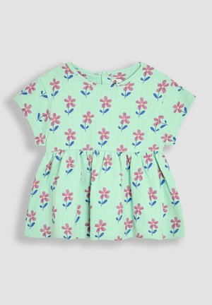 Cvjetna haljina od mint zelene pamuka s kratkim rukavima, ukrašena uzorcima ružičastog i plavog cvijeća, skupljenim suknjom i okruglim izrezom.