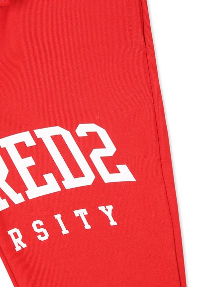 Rode katoenen sweatpants met witte bedrukte tekst "RED2 UNIVERSITY" op het linkerdeel van de pijp. De stof lijkt zacht met een gladde textuur.