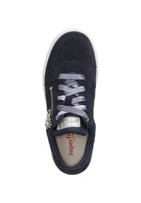 Zapatillas de ante navy con cordones azul claro, cremallera de hardware plateado y suela blanca. Presentan detalles con el logo en la lengüeta y plantilla acolchada.