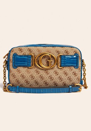 Schoudertas met een beige stoffen body met een herhalend bruin logopatroon, blauwe nepleren accenten en een sluiting met gouden hardware.