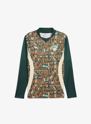 Langeme sleeve voetbalshirt met groene stof, oranje abstracte patronen en crèmekleurige zijpanelen. Bevat een logo op de voorkant.