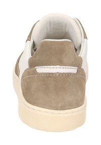 Braune Wildledersneaker mit weißen Lederakzenten und abgerundetem Absatz. Verfügt über minimalen Nagel und eine strukturierte Gummisohle.