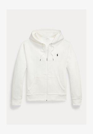 Sudadera blanca con cremallera hecha de tela suave, con un bolsillo frontal, capucha con cordones y un pequeño logo negro en el pecho.