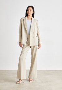 DKNY HIGH WAIST FLARE PANT - Auduma bikses - pebble