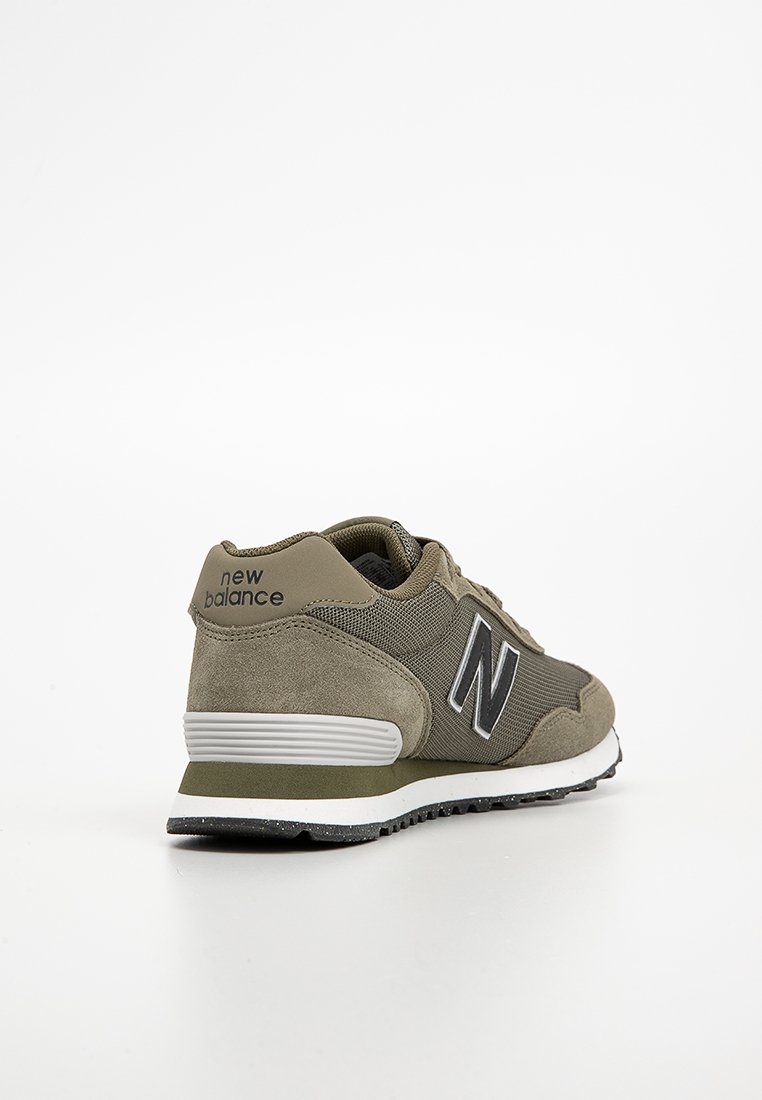 Sneakers New Balance verde oliva con un mix di suede e mesh, dotati di un logo nero e di una suola bianca con un pattern maculato nero.