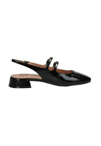 Scarpa slingback in vernice nera con punta affusolata e due cinturini, caratterizzata da un tacco basso e da una superficie liscia.