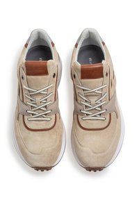 Baskets en daim beige avec des accents en cuir marron, lacets blancs et une épaisse semelle en caoutchouc blanche. Bout arrondi et détails de couture contrastés.