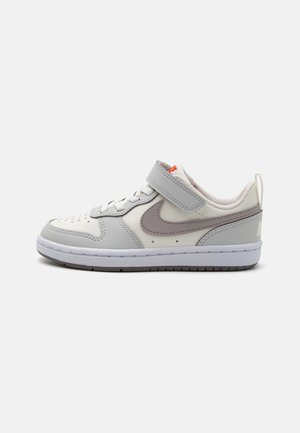 COURT BOROUGH LOW RECRAFT - Trainers - sail/college grey/photon dust/picante red