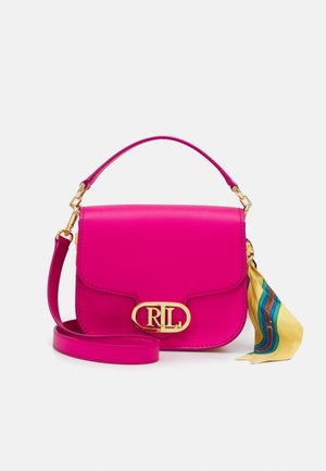 Kleine, leuchtend pinke Lederhandtasche mit goldfarbenem "RL"-Verschluss, Tragegriff oben, abnehmbarem Schulterriemen und einem gelben, gemusterten Schal, der an einer Seite befestigt ist.