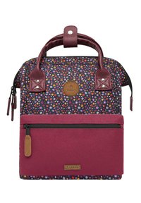 Rucksack mit einem dunklen Blumenmuster, bordeauxfarbenen Akzenten, Ledergriffen und einer Frontzippertasche in einer kontrastierenden einfarbigen Farbe.