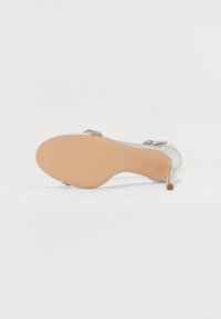 Madden Girl BRAZEN - Sandali z visoko peto - silver coloured