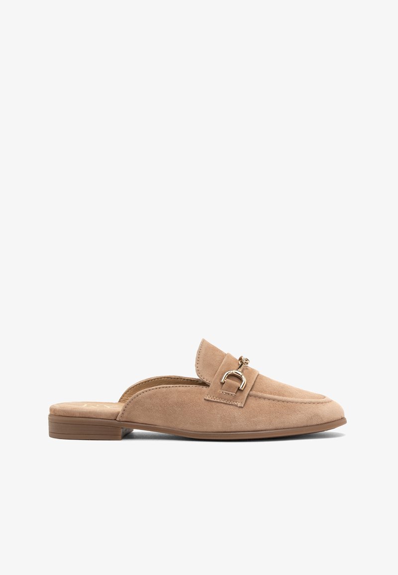 Mule-uri slip-on din suede bej, cu un toc mic, pătrat. Prezintă o cataramă metalică decorativă aproape de vârf. Textură netedă cu detalii cusute.
