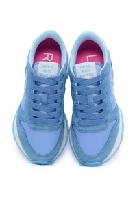 Sneakers azzurri chiari realizzati in una combinazione di materiali in rete e camoscio, con una soletta rosa e un'etichetta bianca "GIRLS RUN FASTER" sulla linguetta.