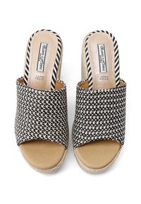 Sandali slip-on in tessuto intrecciato bianco e nero con punta arrotondata, suola naturale simile a corda e soletta imbottita beige. Etichetta del marchio visibile.