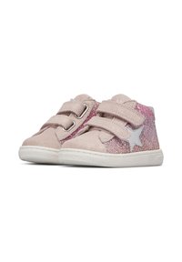 Zapatos para niños pequeños con tela de glitter rosa, puntas beige, acentos de estrella blanca y dos correas de gancho y bucle beige sobre suelas blancas.