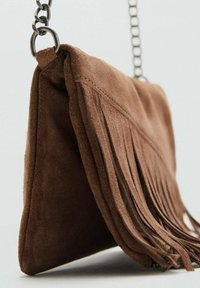 Borsa a tracolla in suede marrone con dettagli frangiati, dotata di una tracolla a catena e una texture liscia, di forma rettangolare.
