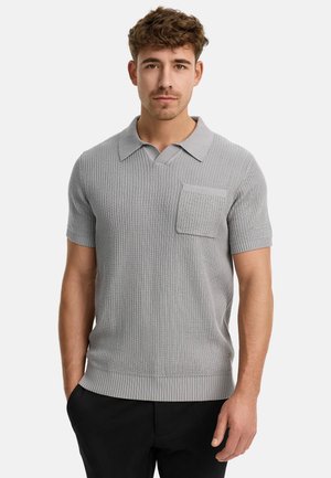 Gray ribbed short-sleeve polo shirt with a collared neckline and a chest pocket. Soft texture and a fitted design.