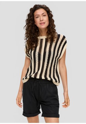 Zwart en crème gestreept gebreid topje met korte mouwen en een losse pasvorm, gecombineerd met zwarte shorts. Het topje heeft een gestructureerd, opengebreid ontwerp.