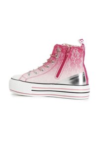 Hochschuh-Sneaker mit einem Obermaterial aus pinkem Schnürsenkel, silbernen metallischen Akzenten, weißer Gummisohle und gestreiften Details. Reißverschlussöffnung an der Seite.