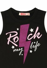 Top senza maniche nero con un fulmine di glitter viola e stelle bianche, accompagnato da testo rosa e bianco che recita "Rock my life."