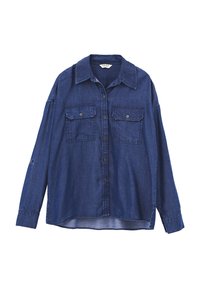 Mørkeblå denimskjorte med lange ærmer, knappelukning foran, spids krave og to brystlommer med knapper, lagt fladt på en hvid baggrund.