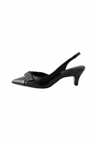 Fekete lakk bőr slingback sarok, hegyes orral, díszítő csattal és kislábú designnal, sima textúrával.