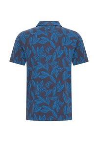 Mörkblå pikétröja med en kontrasterande lövmönster i klarblått, med korta ärmar och en klassisk kragsdesign.