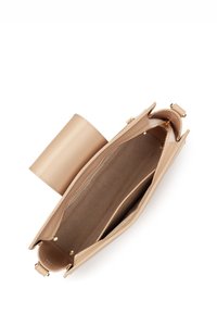 Borsa a tracolla in pelle beige con chiusura a zip, texture liscia e accessori in tonalità oro. L'interno presenta una morbida fodera in tessuto e diverse tasche.