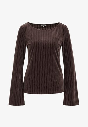 Braunes, strukturiertes Langarmshirt mit Rundhalsausschnitt, das ein Zickzackmuster über den Stoff aufweist und eine taillierte Passform hat.