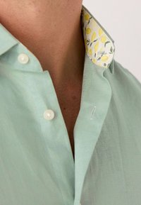 Next SUMMER BLEND SMART AND POCKET SQUARE PACK. - Krekls - green marl