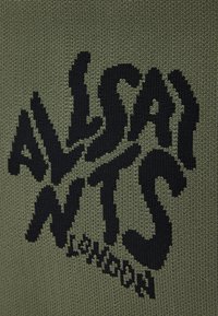 Oliivinvihreä neulottu kangas, jossa on voimakas musta tyylitelty tekstilogo, joka lukee "ALLSAINTS LONDON" tekstuuritetuilla yksityiskohdilla.