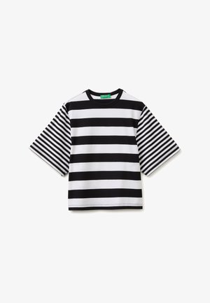 Czarna i biała koszulka z krótkim rękawem w paski z szerokimi poziomymi pasami na body i węższymi paskami na rękawach.