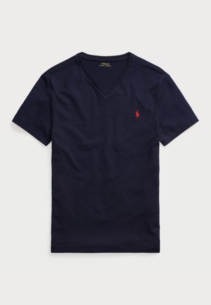 Jūras spēku īsu piedurkņu t-krekls no kokvilnas, ar vāciņu kakla dizainu un mazu sarkanu polo logo kreisajā krūtī.