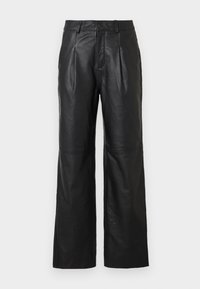 Pantalones de cuero negro con diseño de pierna ancha, con pliegues en la parte delantera y textura suave. Sin herrajes ni adornos visibles.