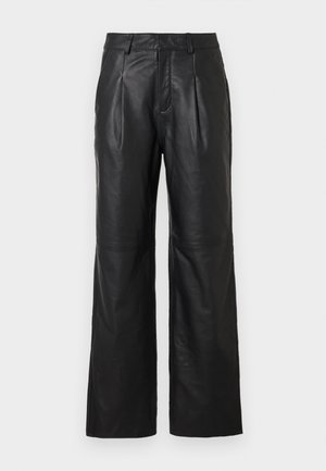 Pantalon en cuir noir avec une coupe à jambes larges, doté de plis sur le devant et d'une texture lisse. Sans fermetures visibles ni ornements.