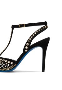Sandal con tacco alto nero con texture scamosciata, strass decorativi lungo le cinghie, dettagli dorati e una suola blu.