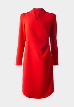 Robe rouge à manches longues avec un décolleté en V et une fermeture éclair au dos. Présente un tissu lisse et texturé ainsi qu'un léger drapé à l'avant.