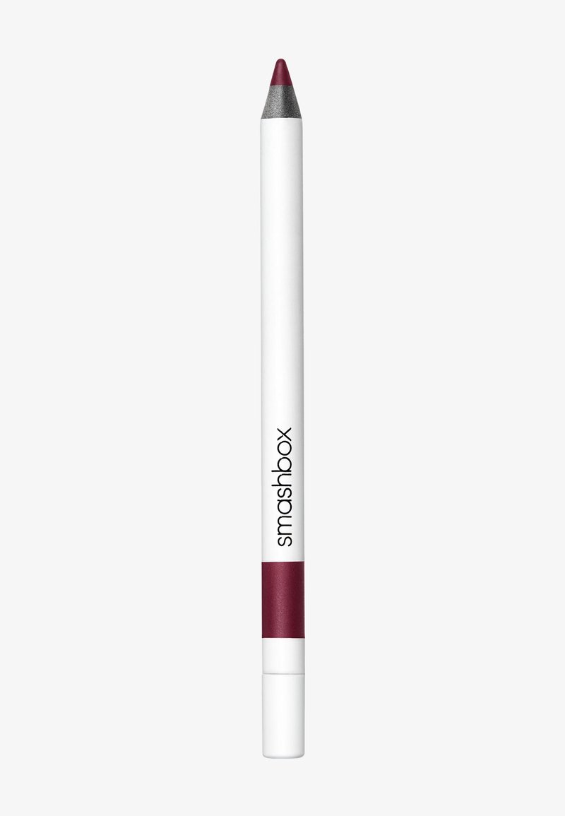 Crayon à lèvres Smashbox, corps blanc avec une bague d'accent rouge. La pointe est bourgogne, légèrement pointue. Le texte sur le corps est noir.