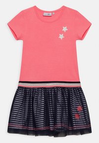 Korallfärgad klänning med kort ärm, dekorerad med silverstjärnor, svartrandig tullekjol och silvrig kant vid midjan.