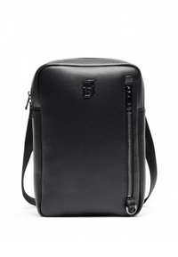 Borsa a tracolla in pelle nera con finitura testurizzata, dotata di tasca anteriore con zip, tracolla regolabile e logo in rilievo.