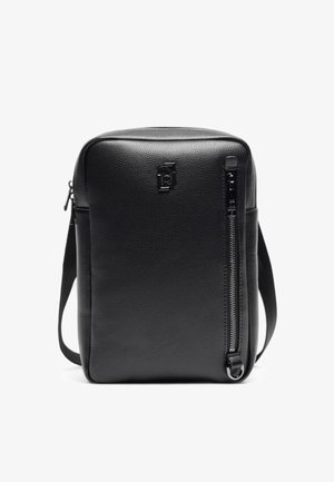 Borsa a tracolla in pelle nera con finitura testurizzata, dotata di tasca anteriore con zip, tracolla regolabile e logo in rilievo.