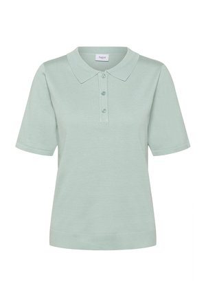 Jasnozielona koszulka polo z krótkim rękawem wykonana z fakturowanej tkaniny, wyposażona w klasyczny kołnierzyk i trzy guziki.