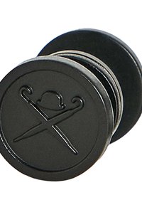Zwarte siliconen plug met een ronde vorm, met een gestructureerd oppervlak en een gegraveerd ontwerp van gekruiste naalden en een hoed.