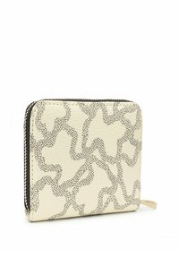 Cartera de cuero sintético crema con un patrón abstracto texturizado en gris metálico, con cierre de cremallera y una pequeña pestaña de tiro.