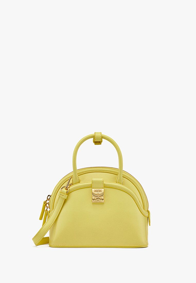 Geel leren handtas met een rond silhouet, dubbele bovenhandvatten, een afneembare schouderriem en een gouden sluitingdetail.