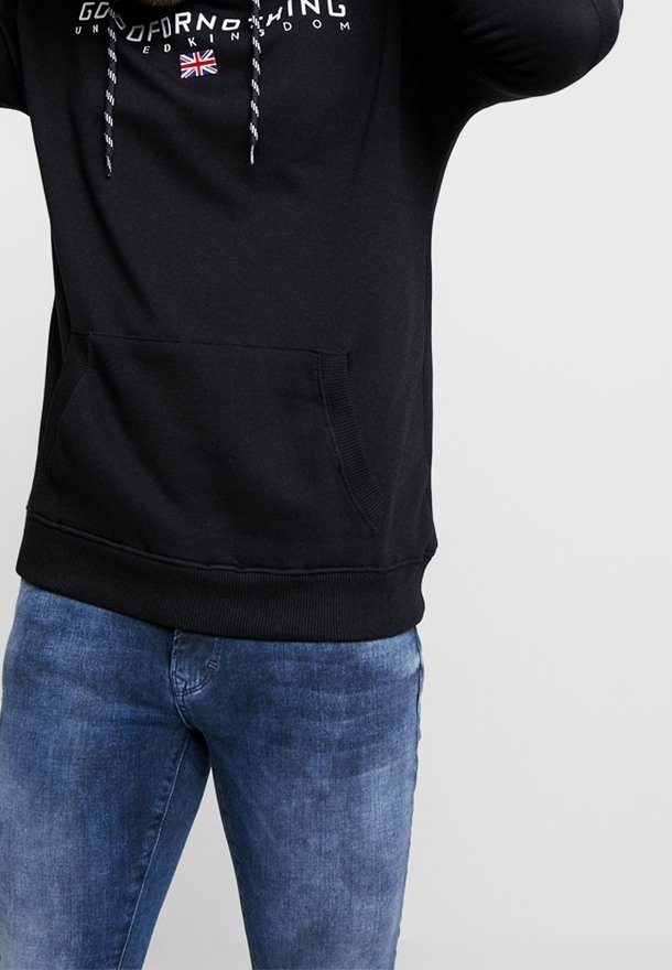 Schwarzer Hoodie aus weichem Stoff, mit einer Kängurutasche vorne, Kapuze mit Kordelzug und weißem Text mit britischem Flaggenakzent.