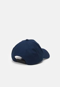 Boné de beisebol azul-marinho, material de algodão, aba curva, fita de plástico ajustável na parte de trás, design de seis painéis com orifícios de ventilação.